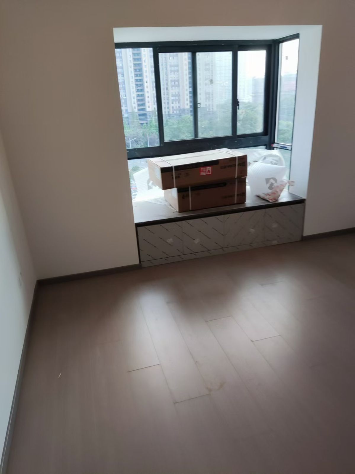 中国江苏省苏州市昆山市中航城**栋**室