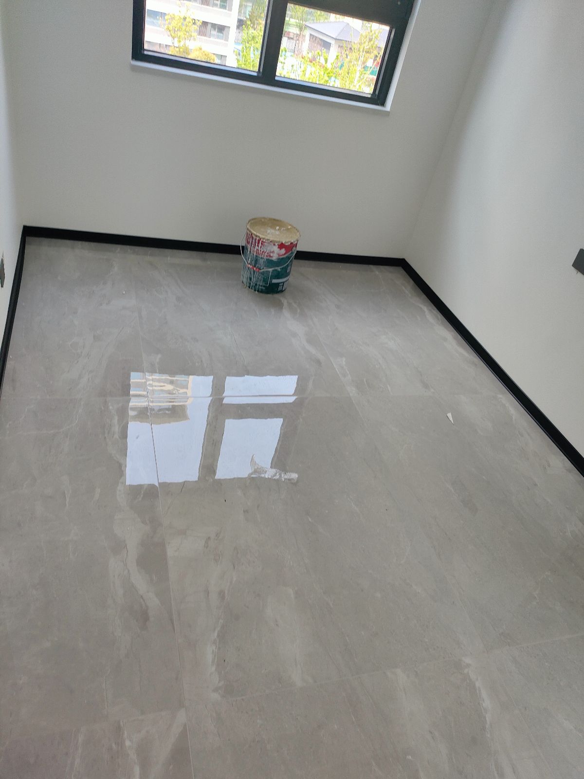 中国江苏省苏州市昆山市张浦湖滨铂悦花园**栋**室