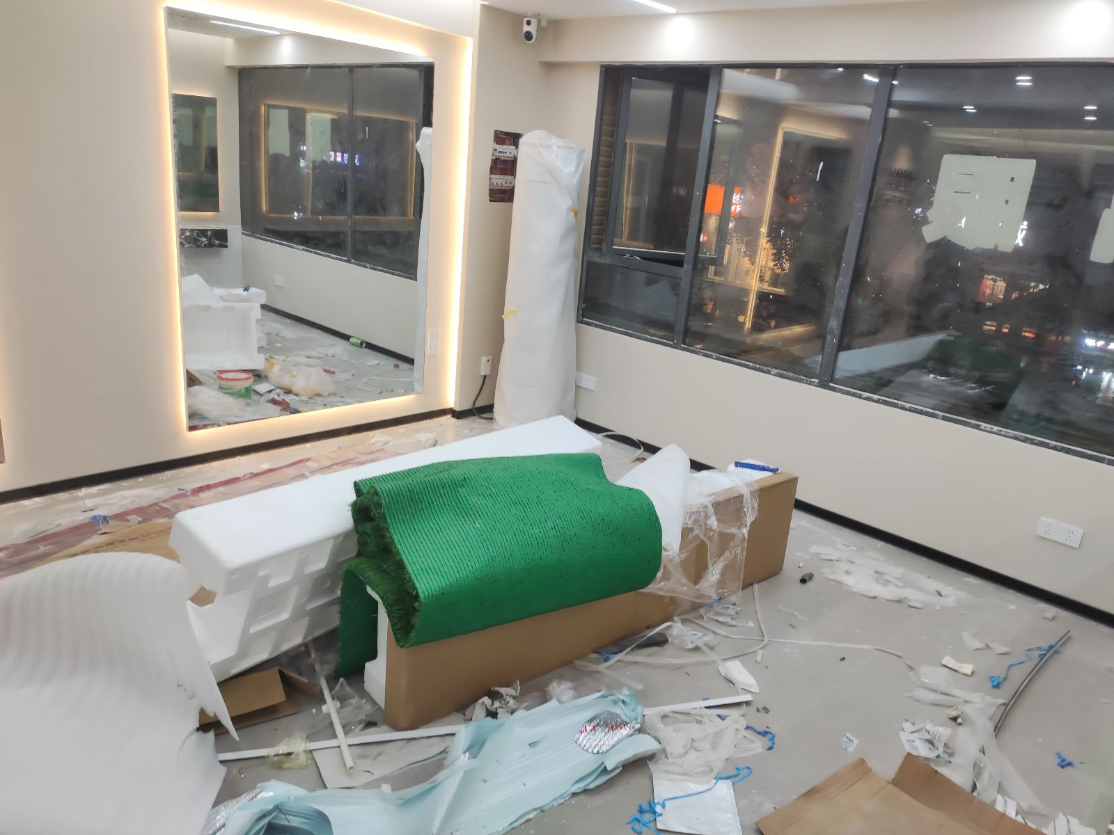 中国江苏省苏州市昆山市时代文化家园**-**F 爱玛电动车楼上 （七理丝理发店）