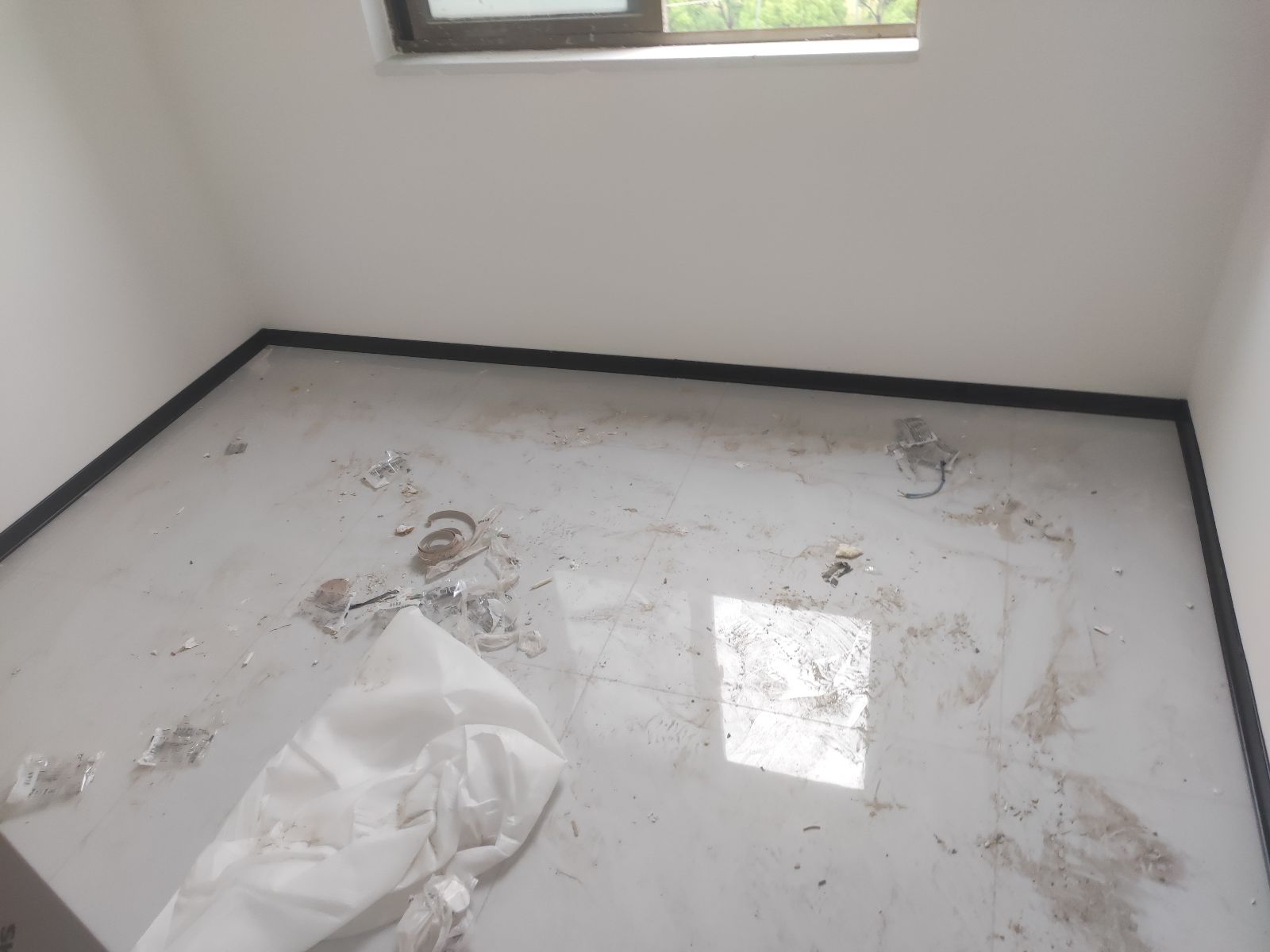 中国江苏省苏州市昆山市张浦碧水豪园北区**栋**室
